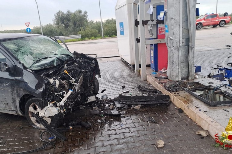 Auto contro colonnina carburante. <span>Foto Vigili del Fuoco</span>