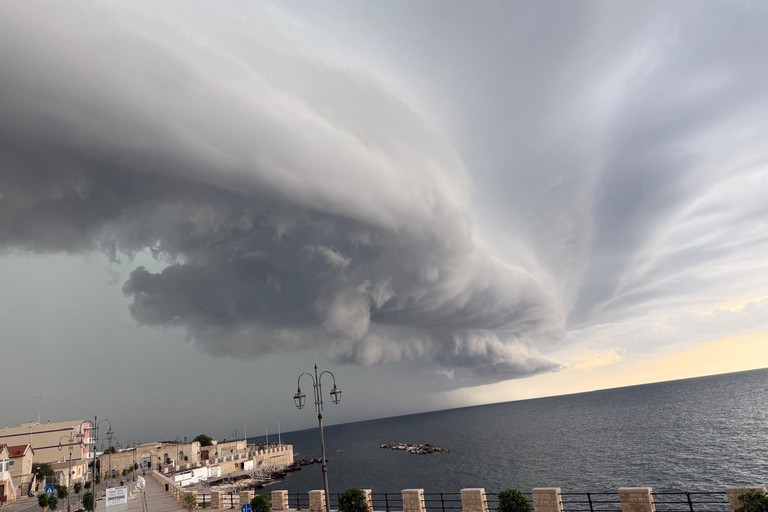Nuvole enormi e basse: arriva il maltempo su Giovinazzo