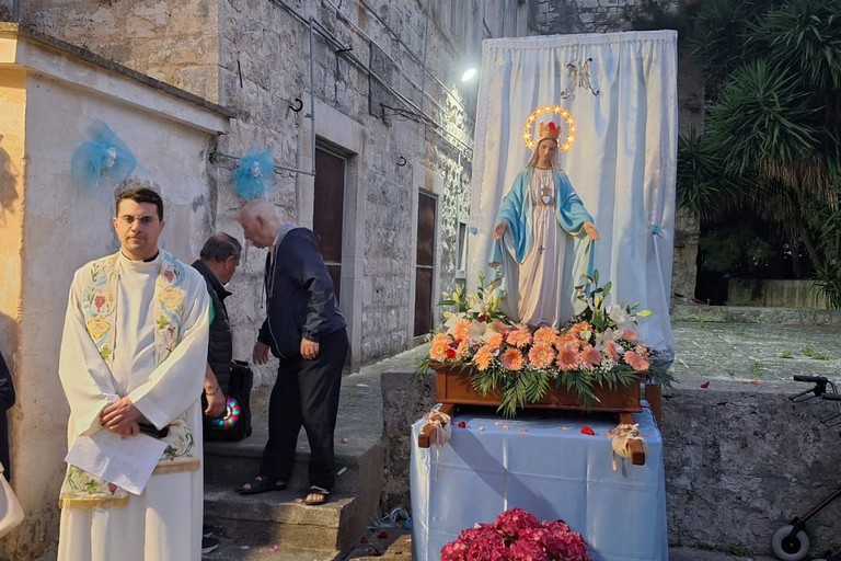 L'amore dei giovinazzesi per la Madonnina della Medaglia miracolosa - FOTO