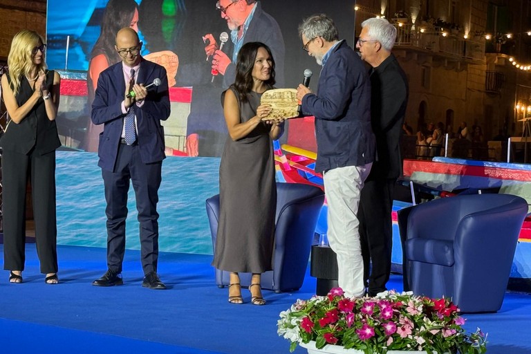 Piscitelli mentre premia Formigli. <span>Foto Marzia Morva</span>
