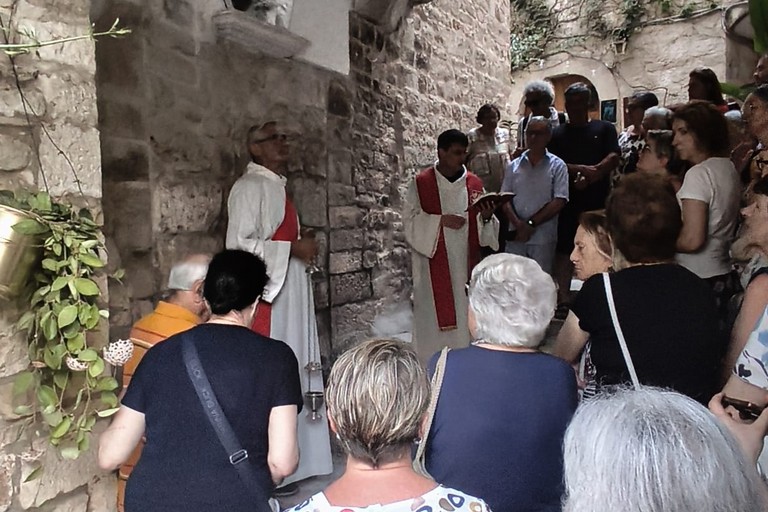 Preghiera comunitaria sotto un'edicola. <span>Foto Diego de Ceglia</span>