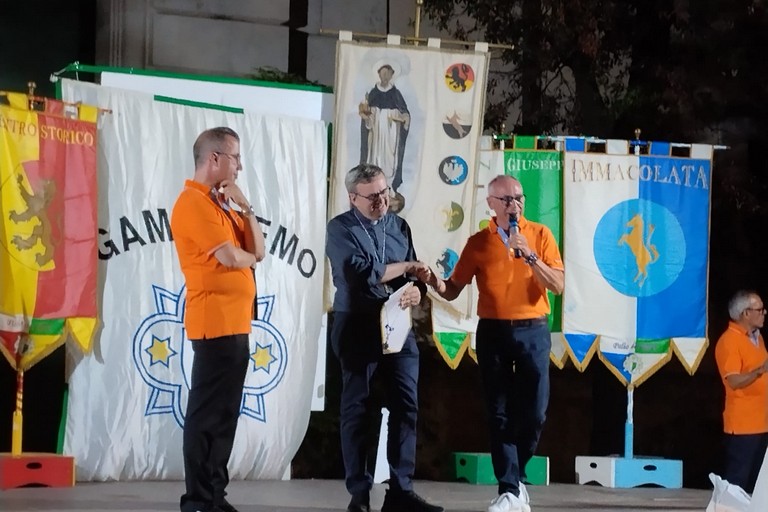 Benedizione gonfaloni. <span>Foto Touring Juvenatium</span>