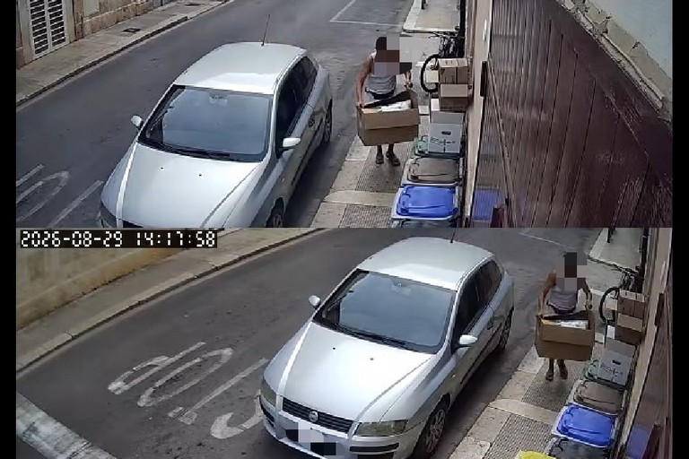 L'autore del reato immortalato dalle telecamere di videosorveglianza