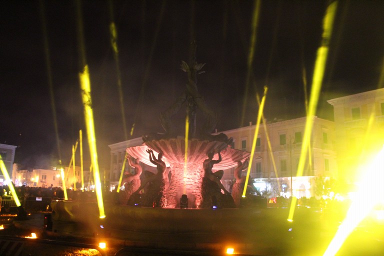 La Fontana dei Tritoni illuminata. <span>Foto Gianluca Battista</span>