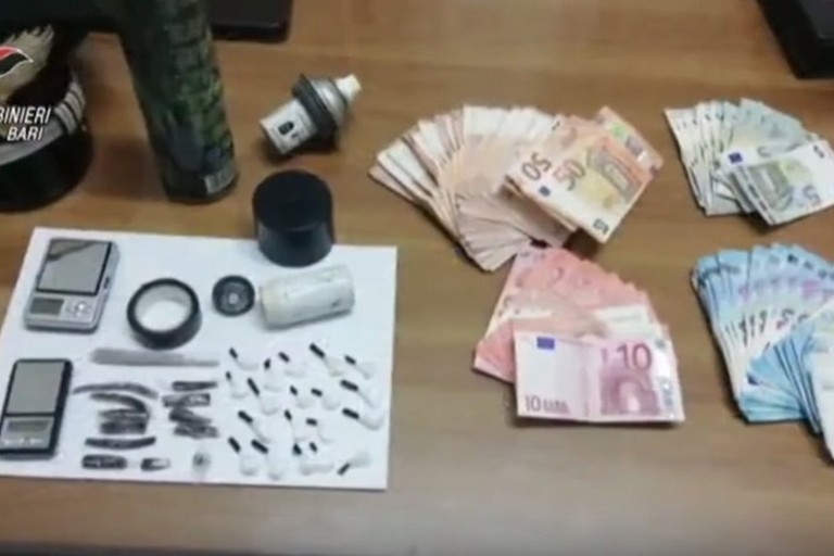 La droga e i contanti sequestrati dai Carabinieri