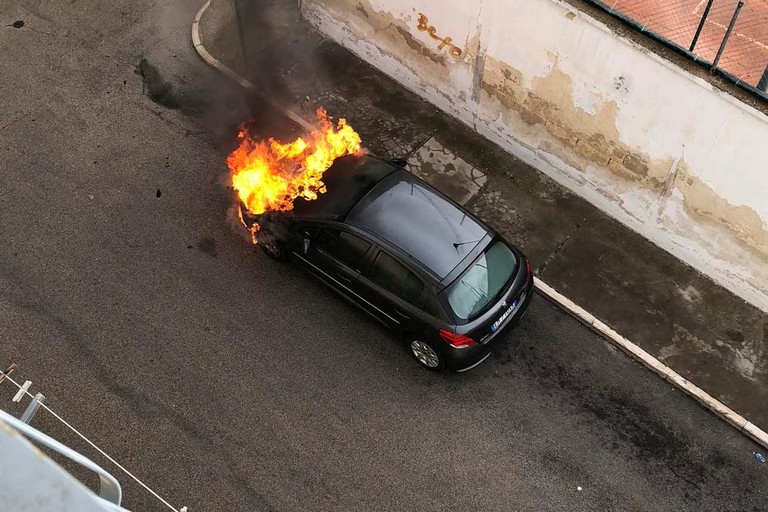 La Peugeot 207 incendiata in via Imbriani