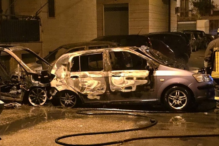 Le auto incendiate in via Verdi