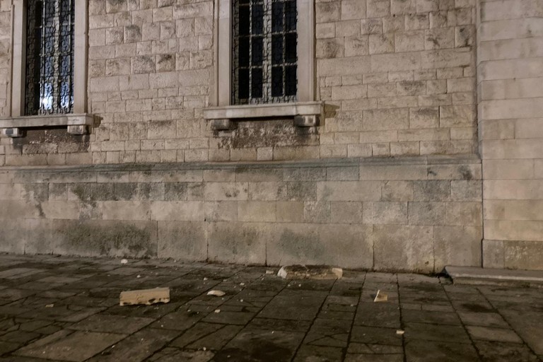 Crollano calcinacci dall'Istituto Vittorio Emanuele II, per fortuna di notte
