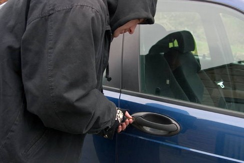 Ladri d'auto ancora in azione