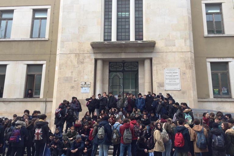 Gli studenti fuori dal Liceo. <span>Foto D.G. </span>