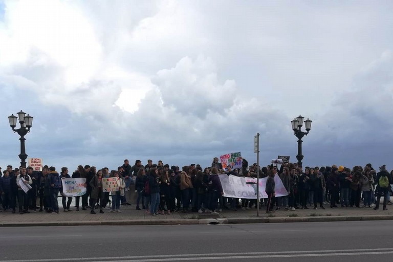 Gli studenti davanti alla Città Metropolitana di Bari