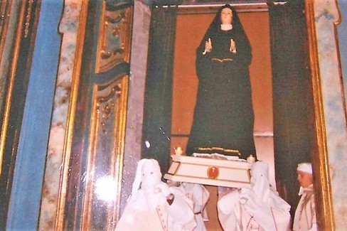 Un momento della breve processione
