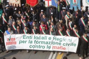 Un corteo di Avviso Pubblico