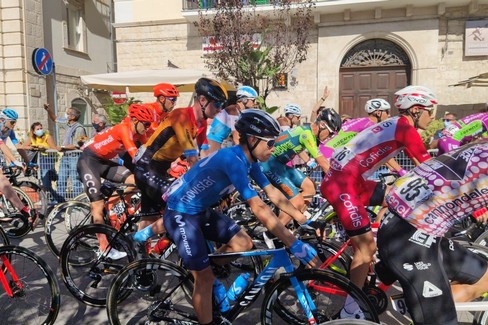 Giro d'Italia 2020, la partenza della tappa Giovinazzo-Vieste