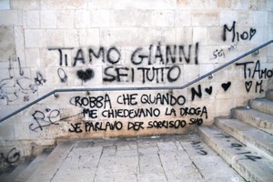 Le scritte lungo la scalinata. <span>Foto Gianluca Battista</span>