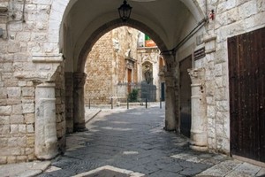 L'arco traiano porta d'ingresso del centro storico. <span>Foto Infogiovinazzo.it</span>