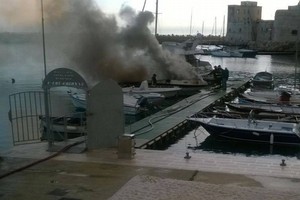 L'incendio avvenuto nel porto di Giovinazzo