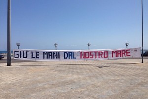 Uno striscione contro le trivellazioni