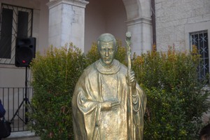 La statua di Don Tonino Bello. <span>Foto Gabriella Serrone</span>