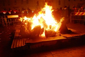 Arde il fuoco in piazza. <span>Foto Gabriella Serrone</span>