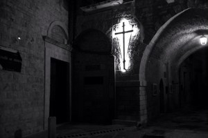 La croce in via Cattedrale. <span>Foto Saverio Amorisco</span>