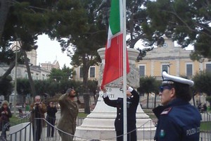 L'alzabandiera in Piazza Garibaldi. <span>Foto Gabriella Serrone</span>