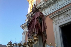 La statua all'uscita dalla chiesa. <span>Foto Giuseppe Dalbis</span>