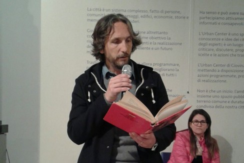 Damiano Nirchio durante una lettura. <span>Foto Gabriella Serrone</span>