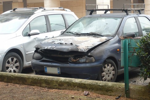 L'auto incendiata in via Di Vittorio