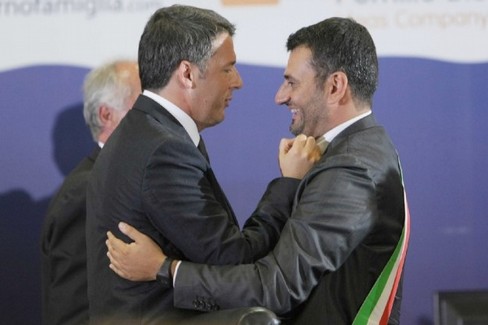 Renzi abbraccia Decaro