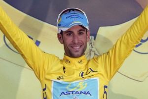 Vincenzo Nibali in maglia gialla al Tour de France