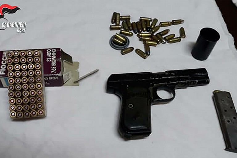 La pistola e le munizioni sequestrate dai Carabinieri