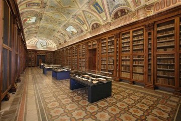 La Biblioteca del piano superiore