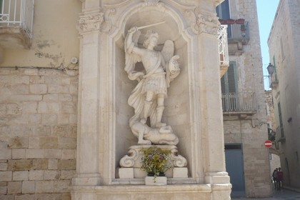 La statua di San Michele Arcangelo