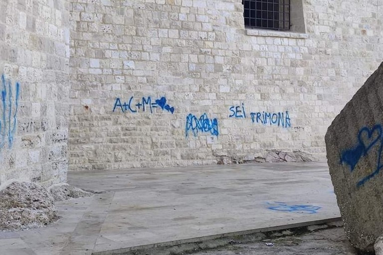 Le scritte con spray sulle mura del palazzo Vescovile