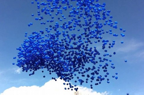 Palloncini blu per sensibilizzare sull'autismo