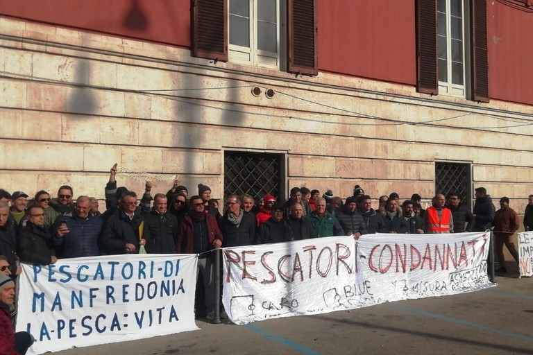 I pescatori in piazza a Bari