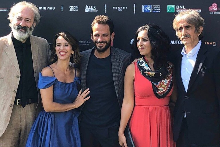 Il cast con il regista ed il produttore