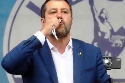 Il bacio di Salvini al Rosario