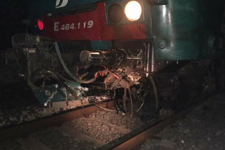 Il treno danneggiato a Giovinazzo