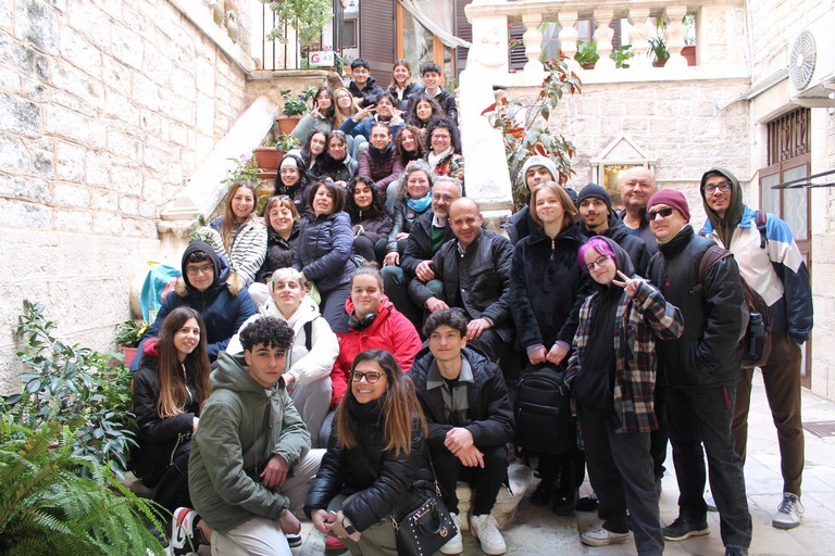 Gli ospiti e studenti del Liceo nel borgo antico di Giovinazzo