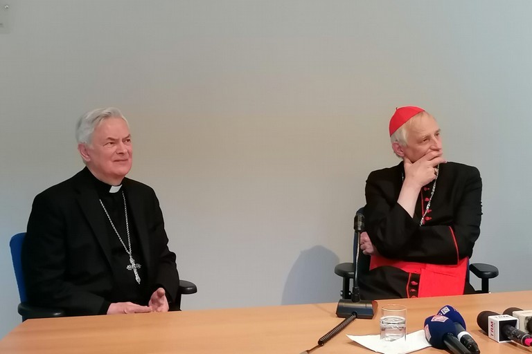 Mons. Cornacchia con il Cardinal Zuppi. <span>Foto Danilo De Robertis</span>